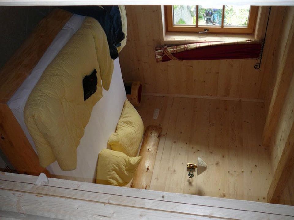 Zirbenholz Bett im Schlafzimmer Almhütten Moll am Haldensee