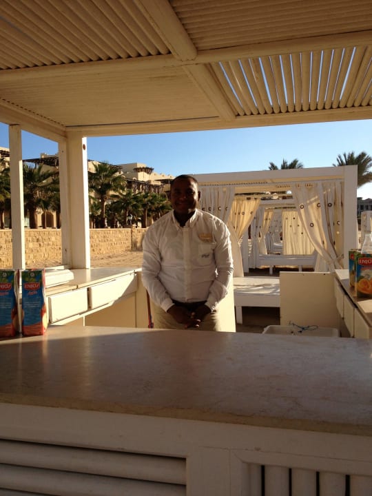 Ibrahim unsere Servicekraft am Strand Kaisol Romance Resort