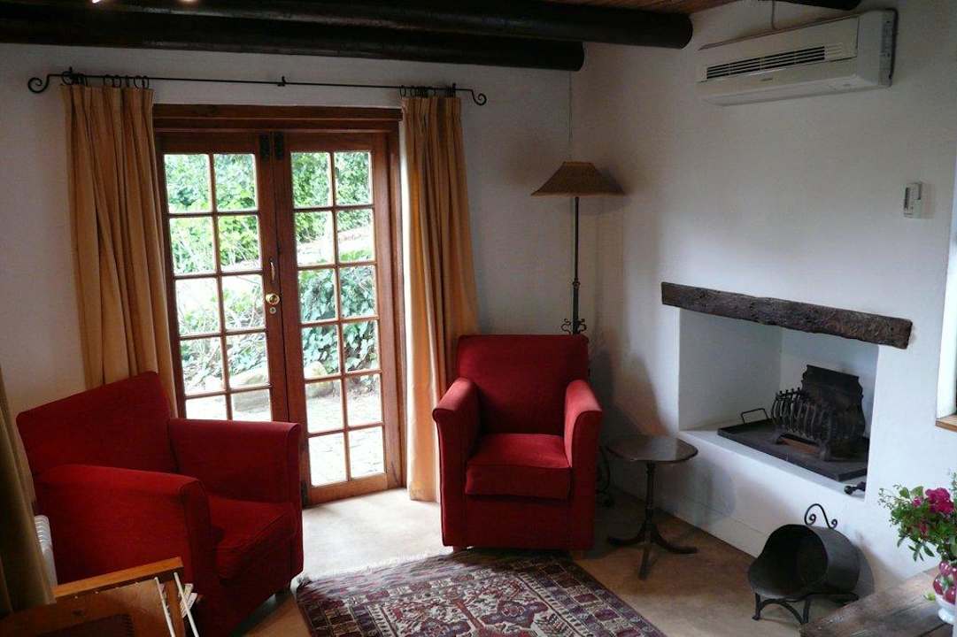 Gartensuite Strelitzia - Wohnzimmer mit Kamin Guest House Augusta de Mist Country Retreat