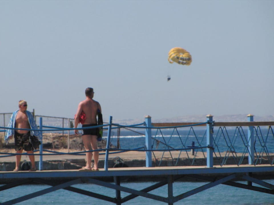 Blick über den Steg zum Fallschirm des Golden 5 Mirage Bay Resort & Aqua Park