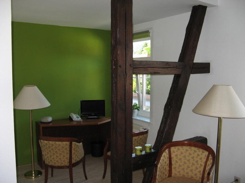 Gemütliche Ecke mit Schreibtisch und Fernseher Alt Ilsenburger Hof