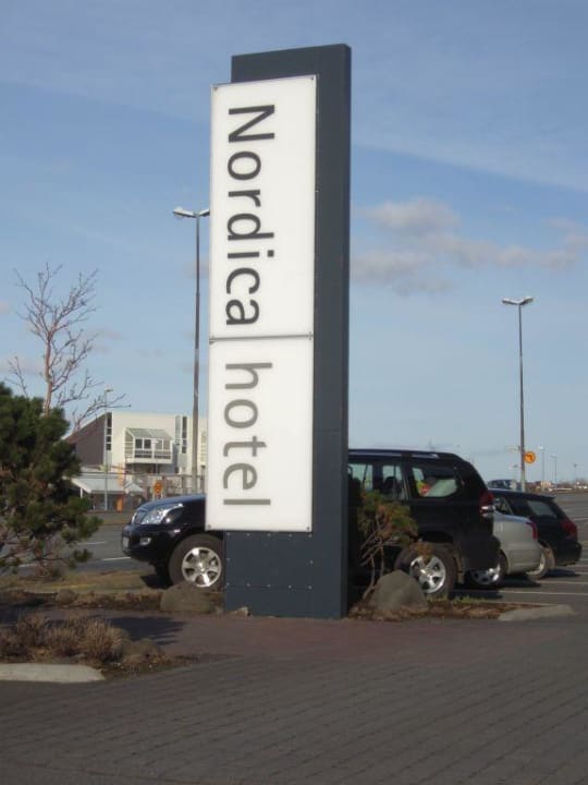 Hotelschild am parkplatz Hilton Reykjavik Nordica