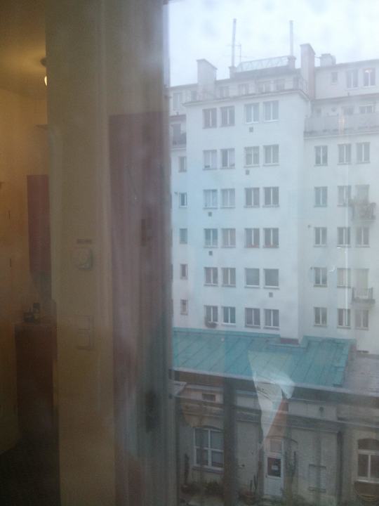 Unser schoener Blick aus dem kaltem Zimmer.  Suite Hotel 900 m zur Oper