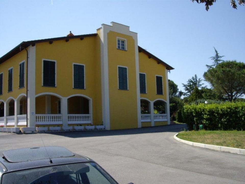 Vom -kostenlosen- Parkplatz aus Hotel Vedute