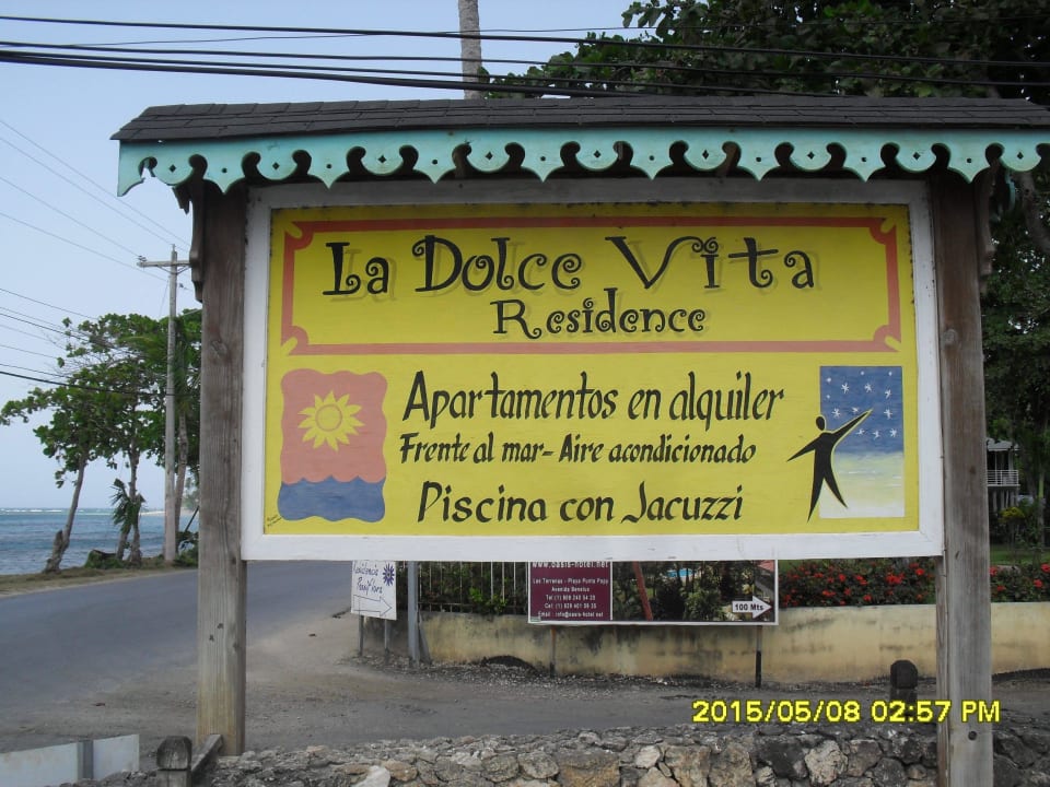 Hinweisschild an der Hauptstraße Hotel La Dolce Vita Residence