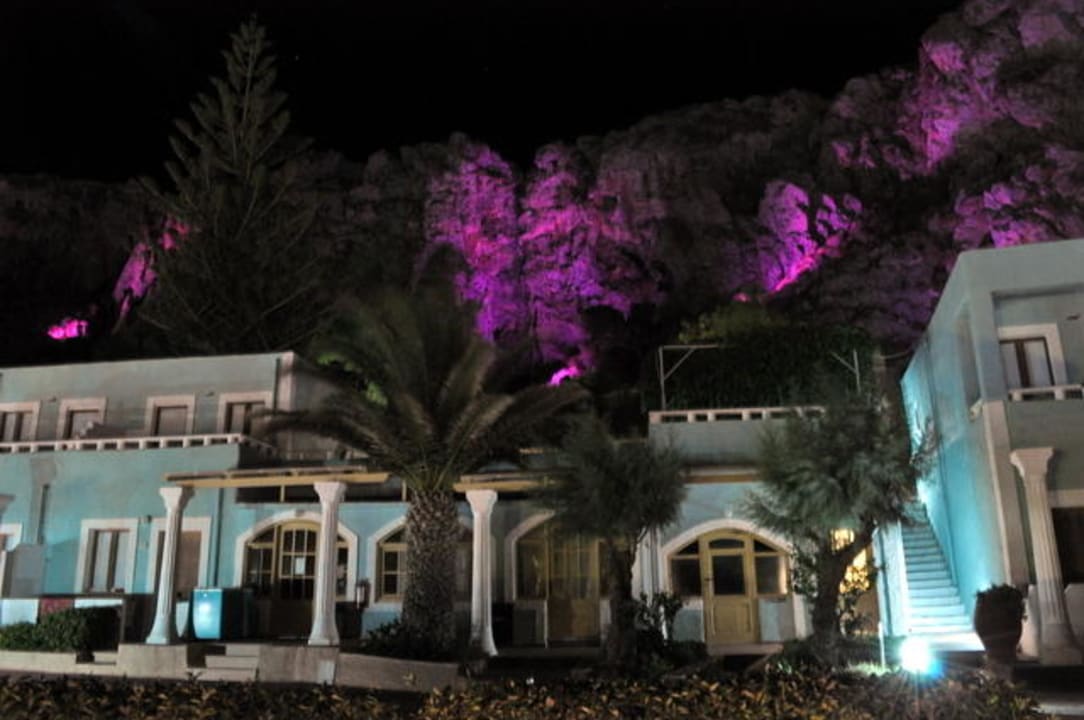 Oświetlone zbocza wokół hotelu Kalypso Cretan Village Sense Resort & Spa