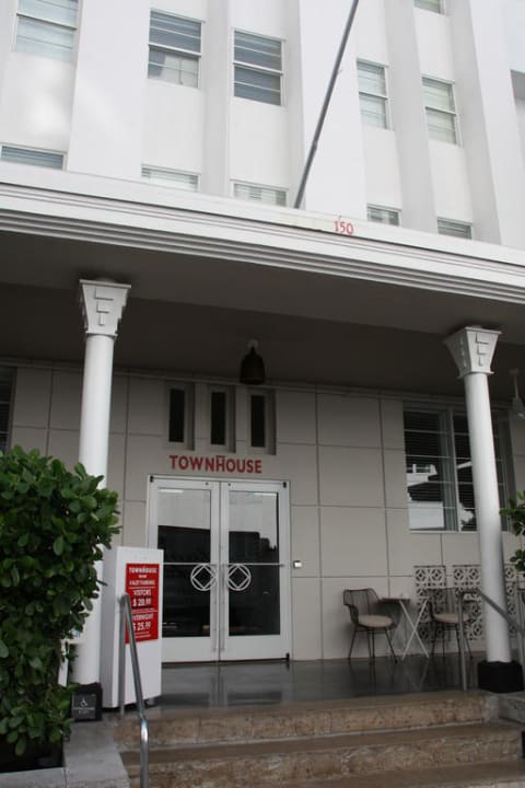 Eingang The One50 Hotel, BW Signature Collection