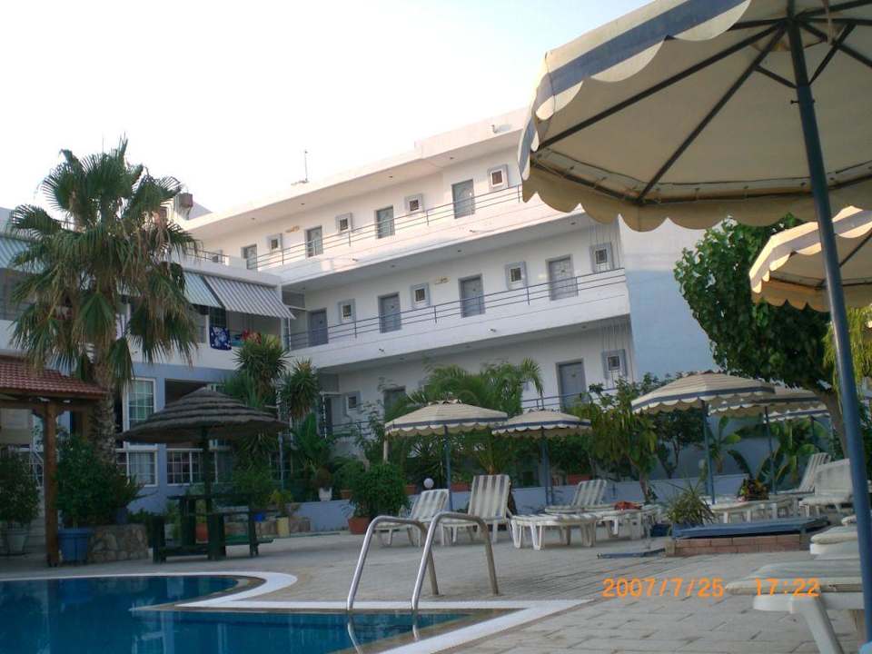 Pool und Liegen Hotel Faliraki Bay