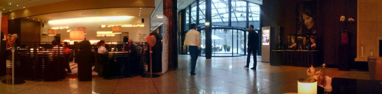 Großzügige Empfangshalle Sheraton Berlin Grand Hotel Esplanade