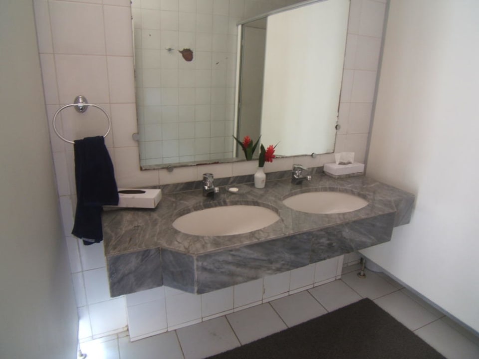 WC an der Liegewiese Hotel Lanka Princess Ayurveda