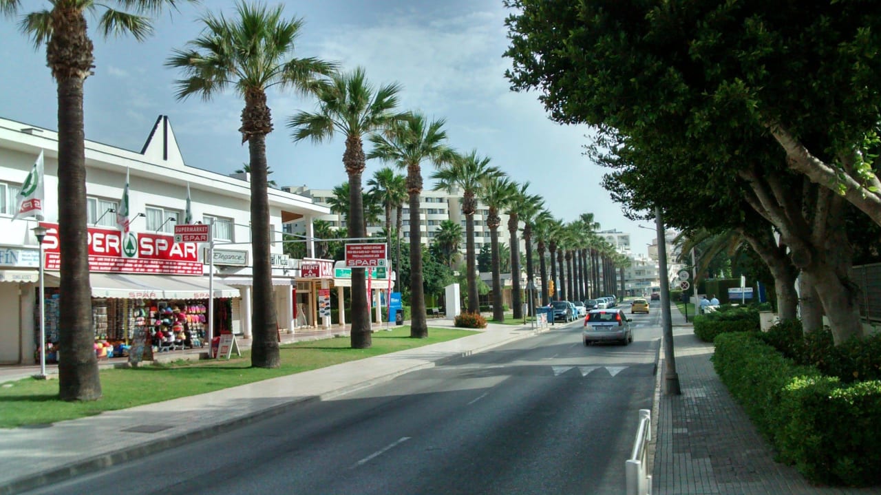 Gegenüberliegende Straßenseite mit Einkaufsmögl. Hipotels Mediterraneo Club