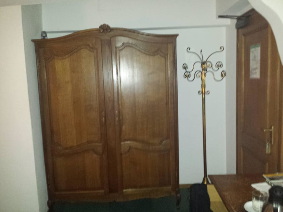 Schrank hinter der Zimmertüre Burghotel Monschau