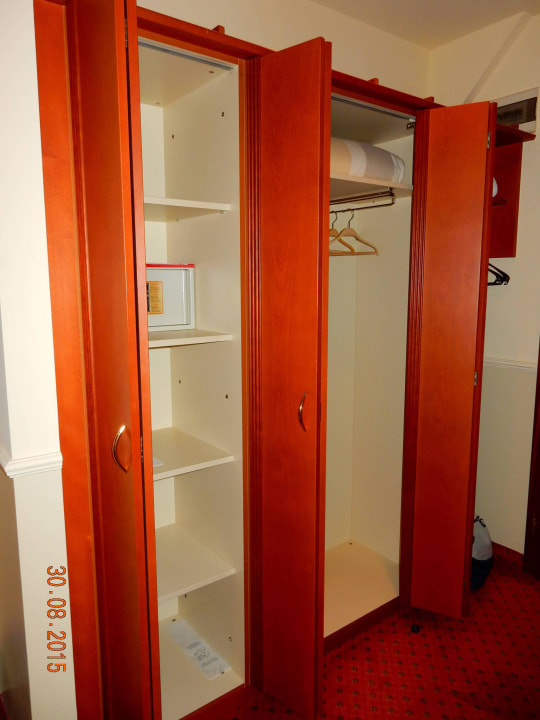 Schönes großes Schrank mit Safe Park Hotel Pelikan