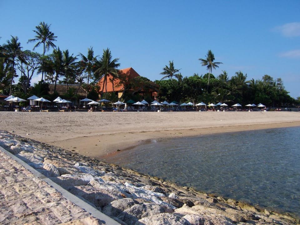 Blick auf das Hotel und den Strand Puri Santrian