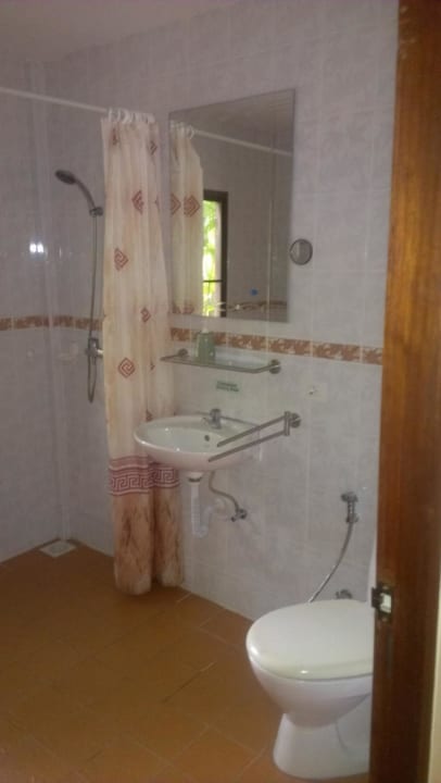 Bad Doppelbungalow links Hotel Khaolak Riverside Bungalow