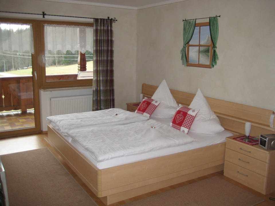 Eines der 2 Schlafzimmer. Ferienwohnungen Gästehaus Lärcheck