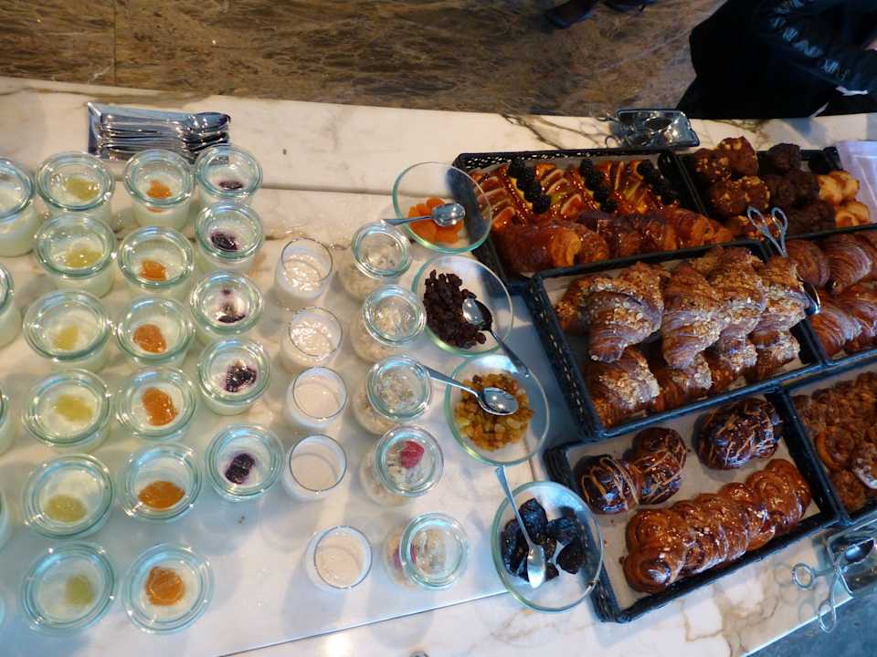 Büffet im Ritz-Carlton Club  Hotel The Ritz-Carlton Hongkong