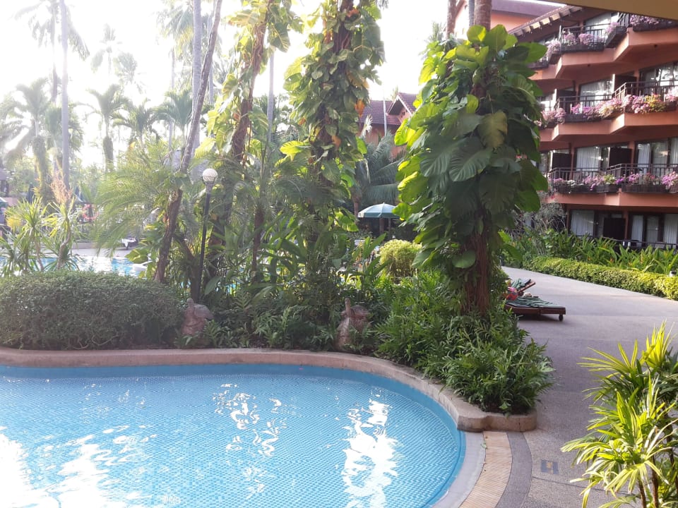Pool gleich hinter Lobby vorne Courtyard by Marriott Phuket, Patong Beach Resort