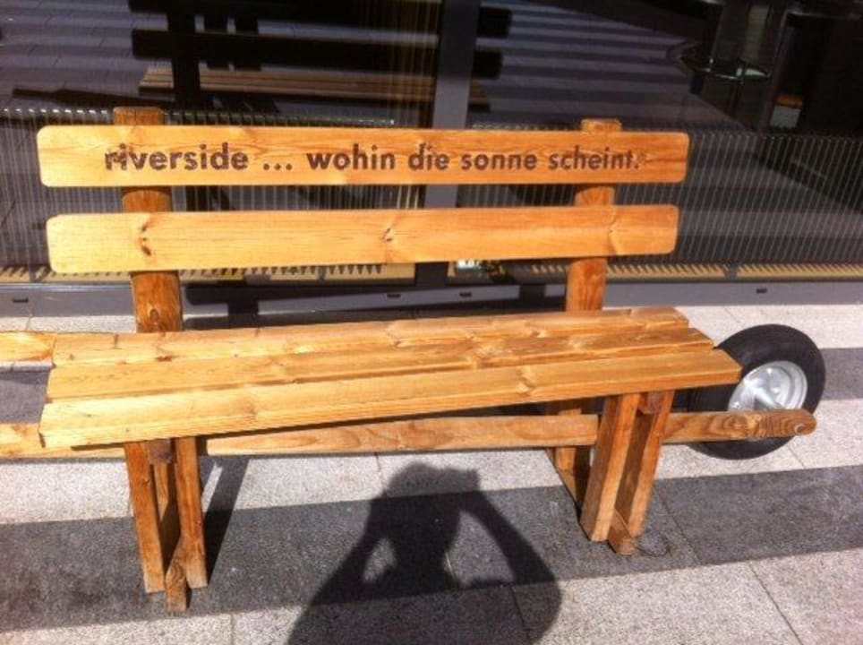 Einladender Eingang Riverside Hotel