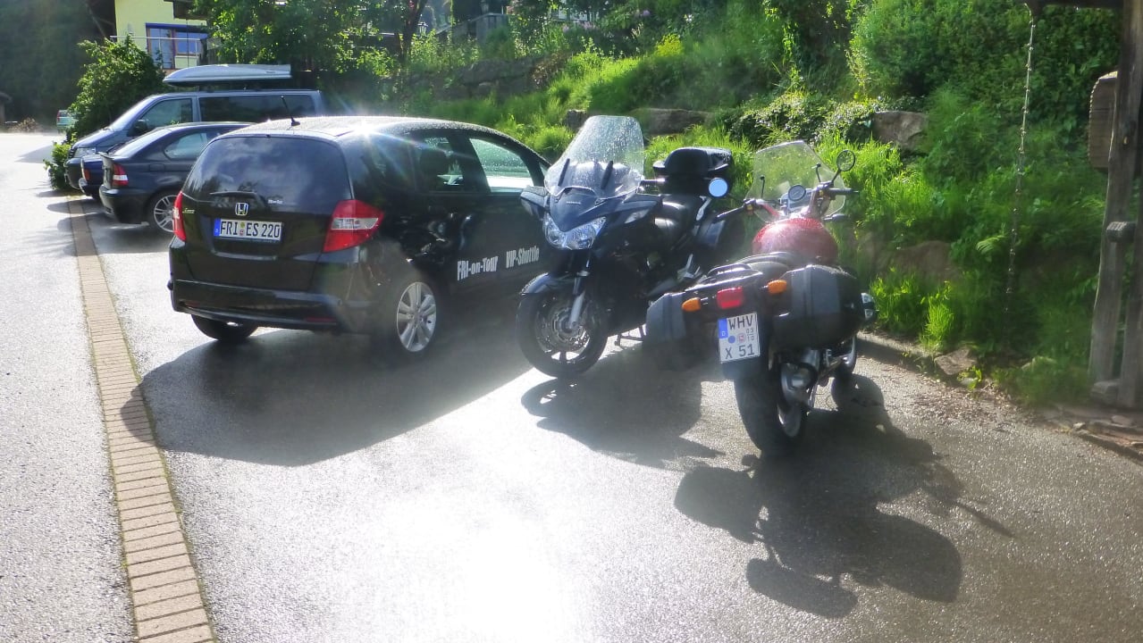 Man parkt direkt am Haus Wirtshaus Poppeltal