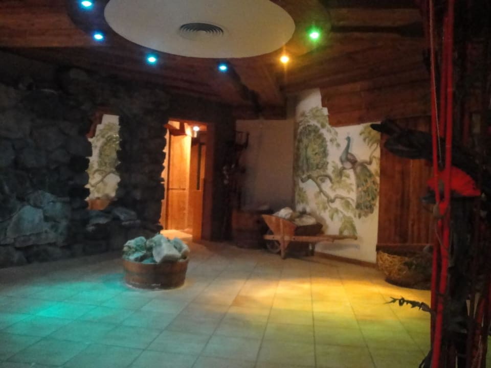 Im Wellnessbereich / Cinderella Castle Wellnesshotel ...liebes Rot-Flüh