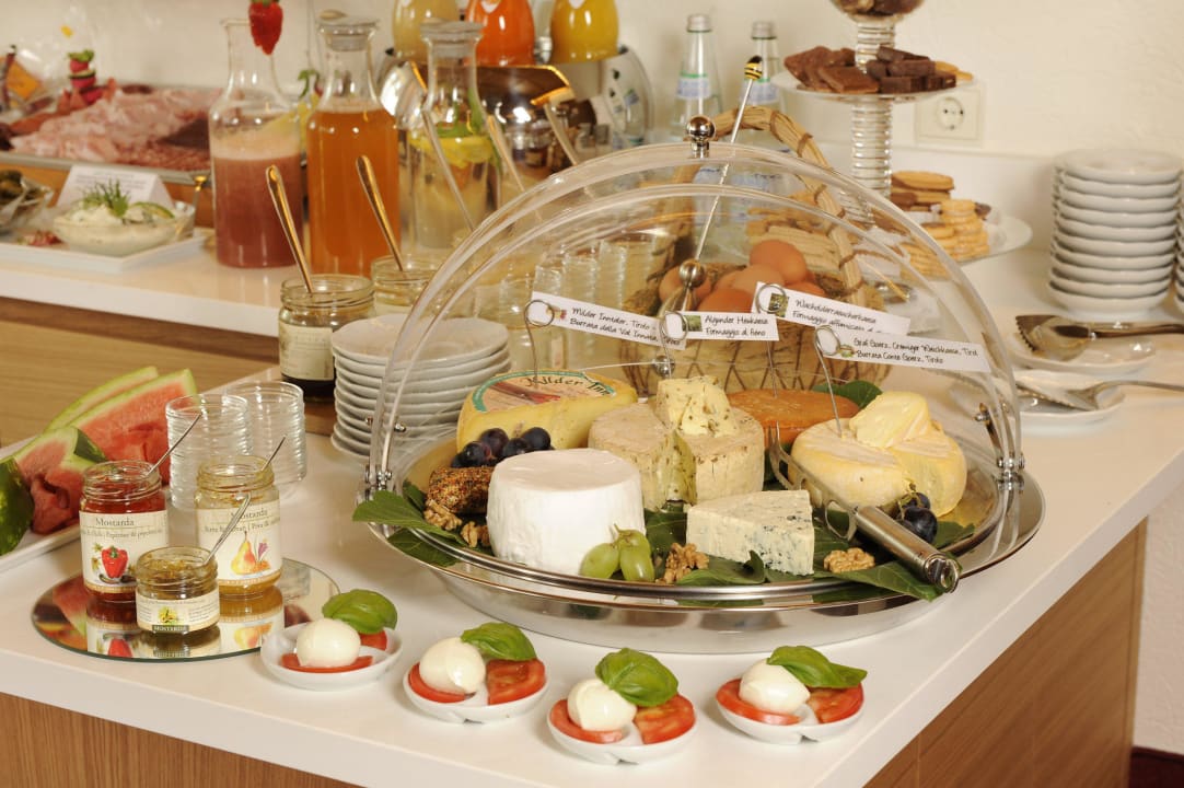 Frühstücksbuffet mit top einheimischen Produ Hotel Gartenresidence Zea Curtis