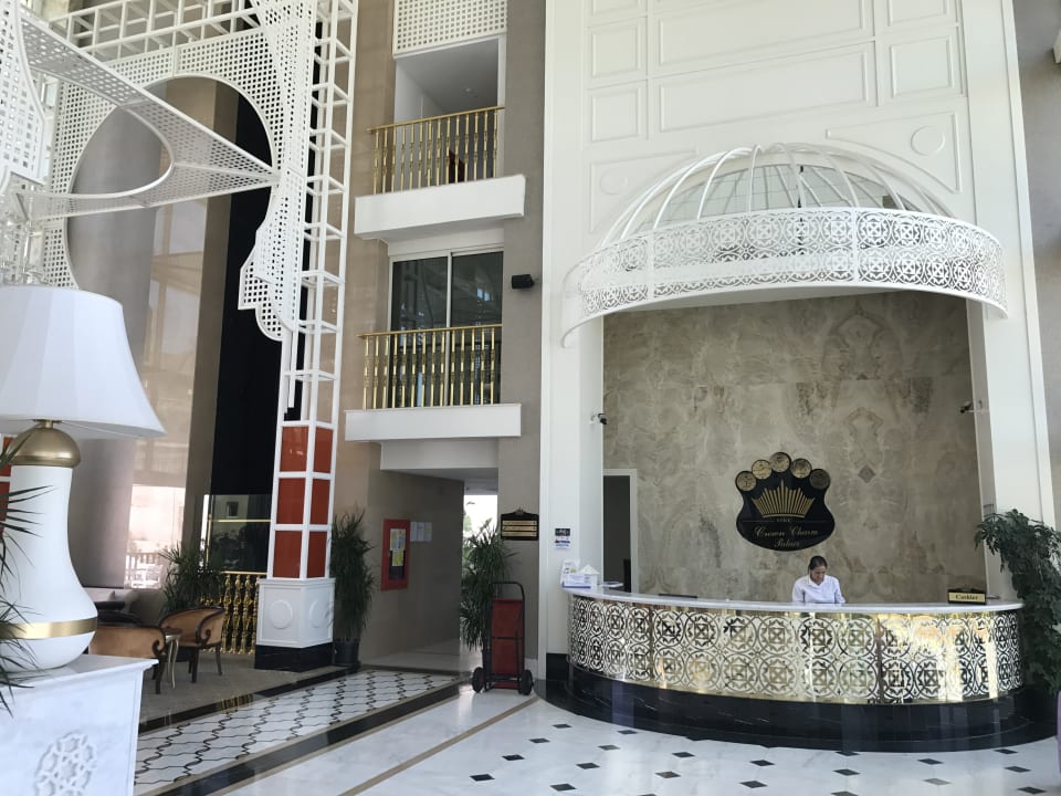 Lobby Well Palace Side