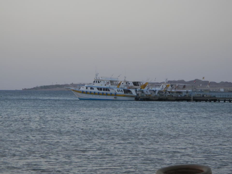 Meer mit Ausflugsschiff Pickalbatros Palace Resort