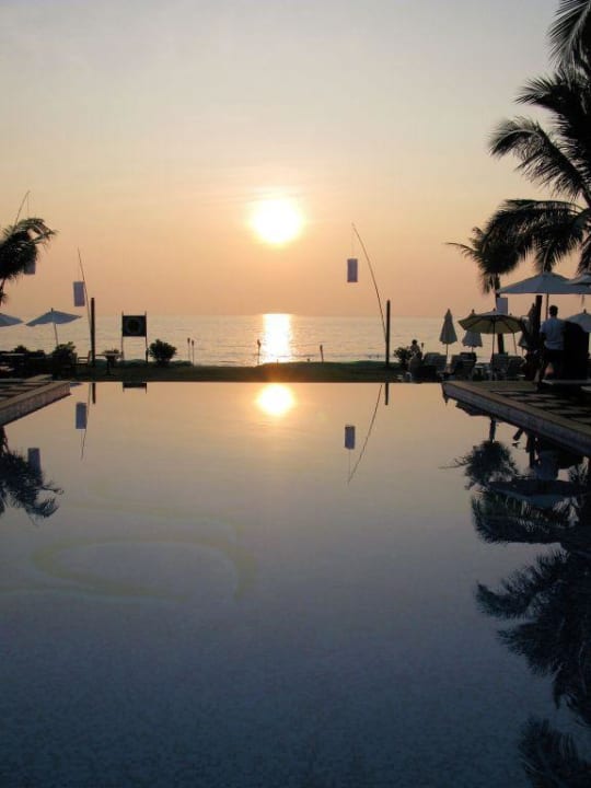 Sonnenuntergang/Pool La Flora Khao Lak