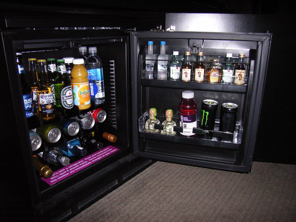 Die "kleine" Zimmerbar Virgin Hotels Las Vegas, Curio Collection by Hilton