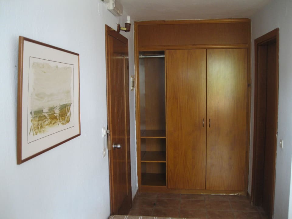 Alter Bungalow, kleiner muffiger Kleiderschrank Xenia Ouranoupolis