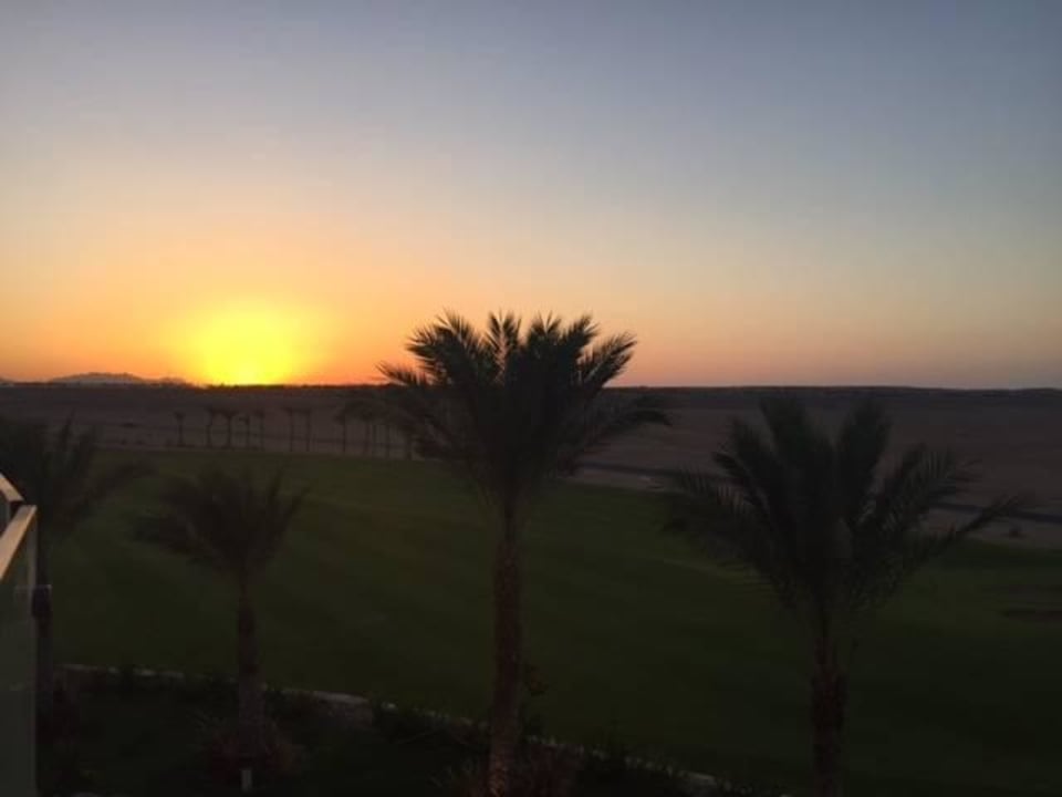 Sonnenuntergang von der Bar über den Golfplatz Steigenberger Makadi Hotel - Adults only