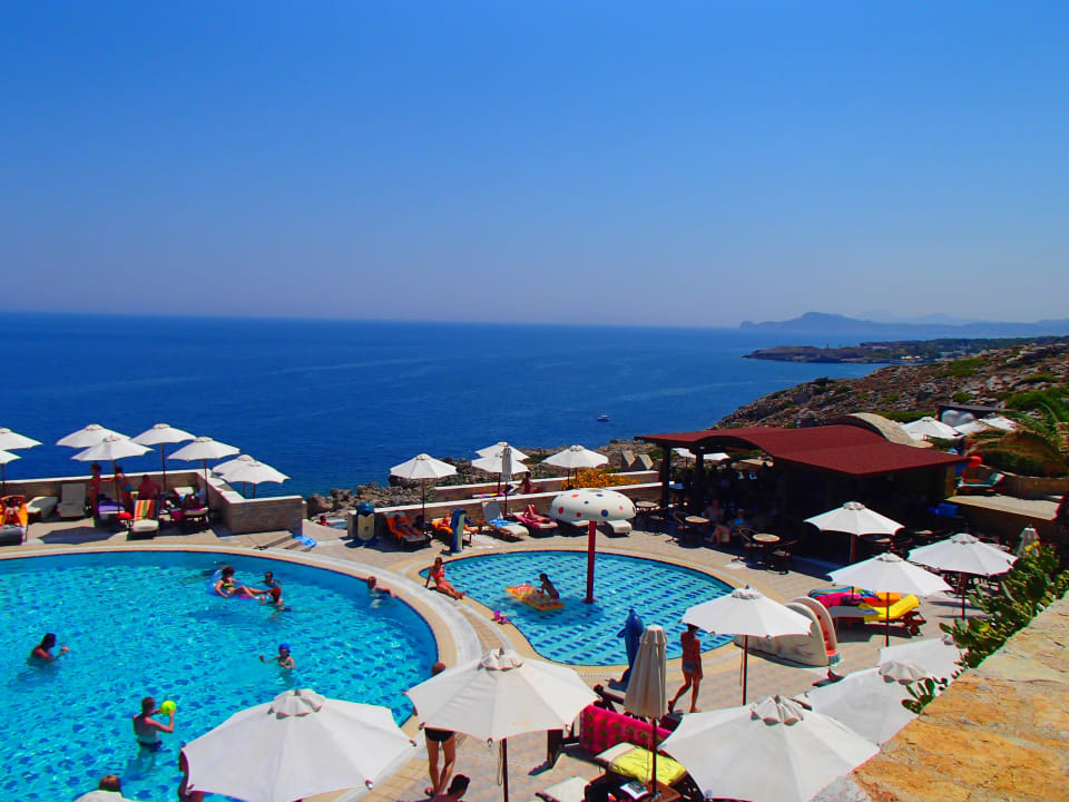 Baseny przy głównej restauracji Hotel Kalithea Horizon Royal