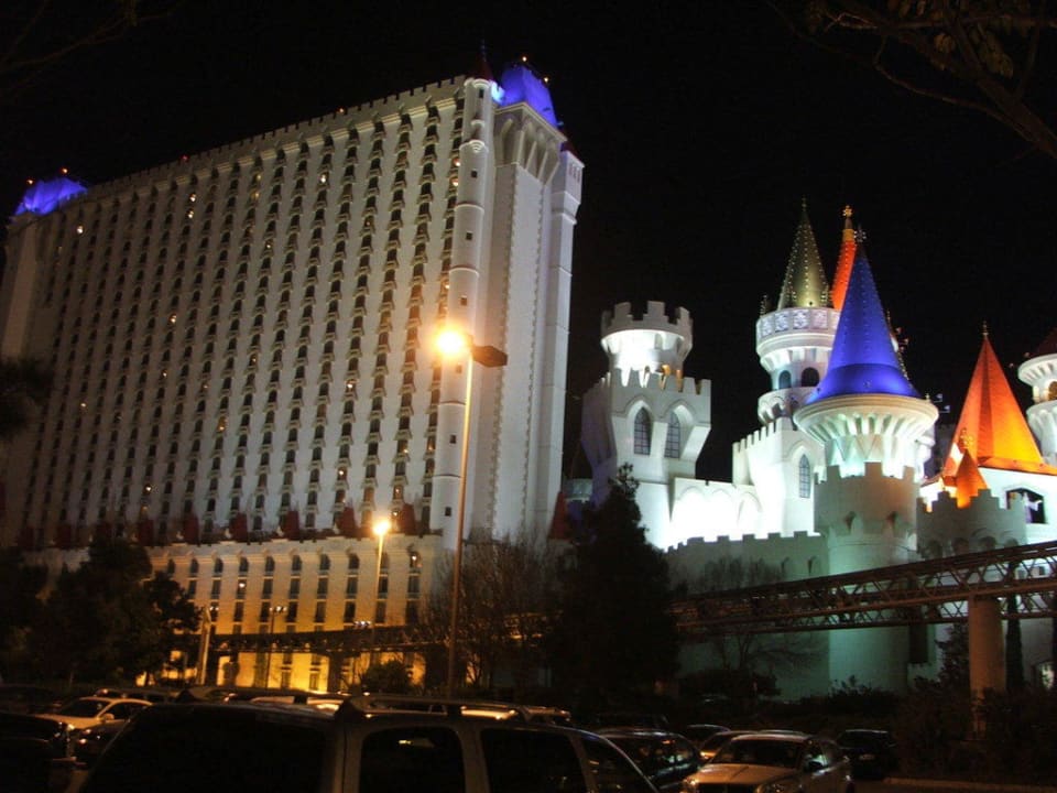 Eingang bei Nacht Excalibur