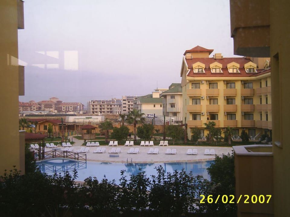 Blick von innen zum Pool Grand Seker Hotel