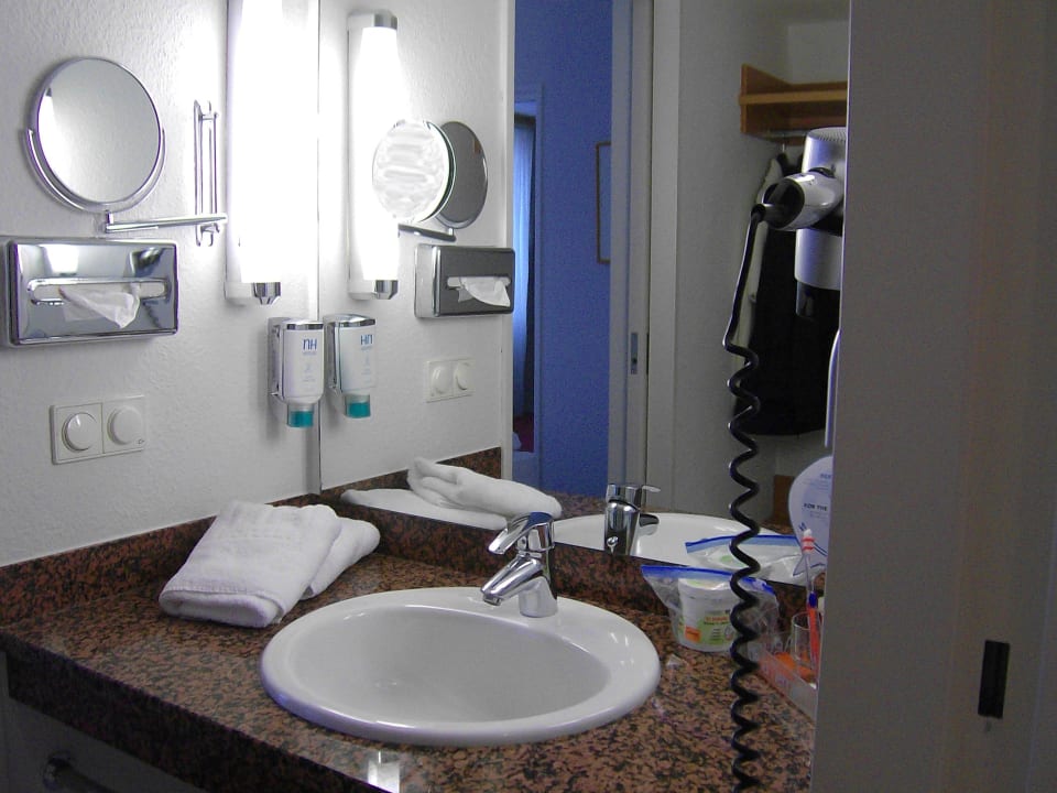 Waschbecken im ersten Teil des Bades NH Collection Hamburg City