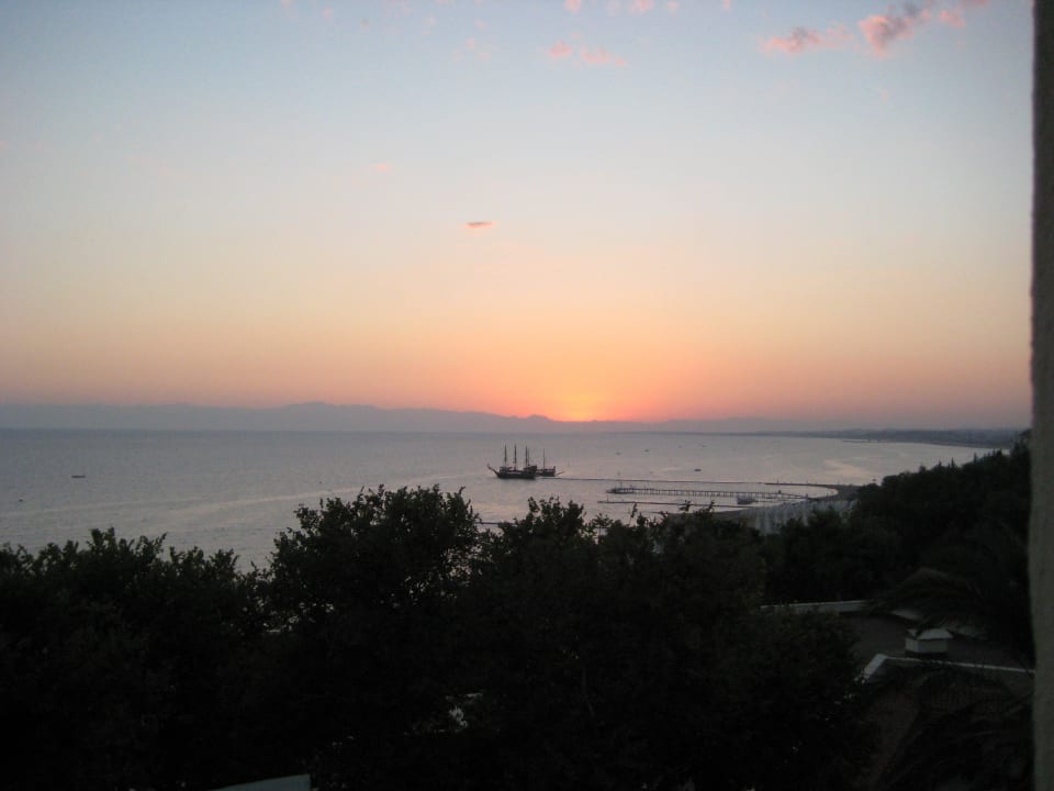 Sonne versinkt im Meer Melas Resort Hotel