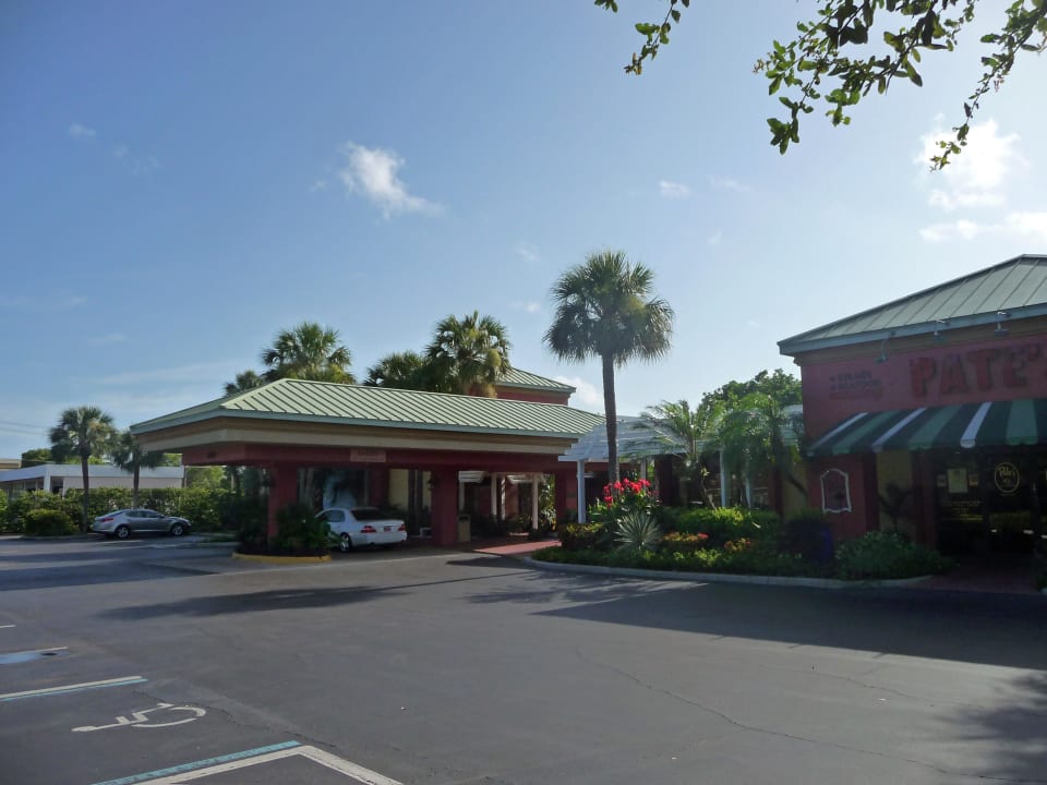 Die Vorfahrt des Hotels Hotel Ramada Inn of Naples