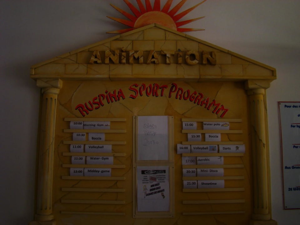 Tablica z opisem atrakcji w ciągu dnia Ruspina Beach Resort