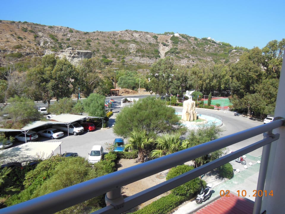 Zimmerausblick auf Berg und Straße Pegasos Deluxe Beach Hotel