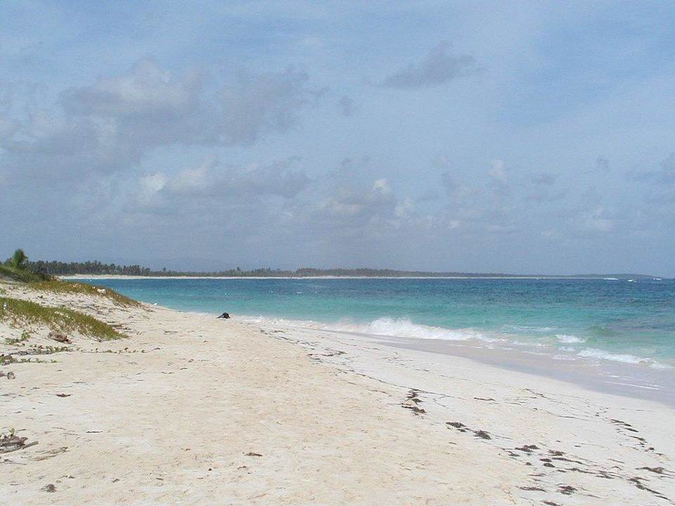 Am Strand entlang Hotel Riu Bambu