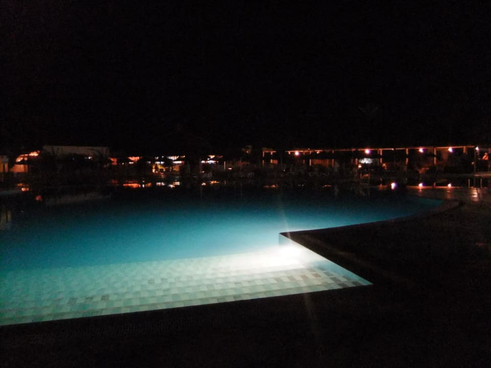 Hauptpool am Abend Djerba Sun Beach Hotel & Spa
