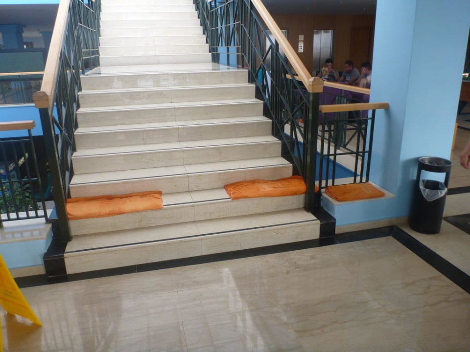 Wasser nach dem Regen in der Lobby Royal & Imperial Belvedere Resort