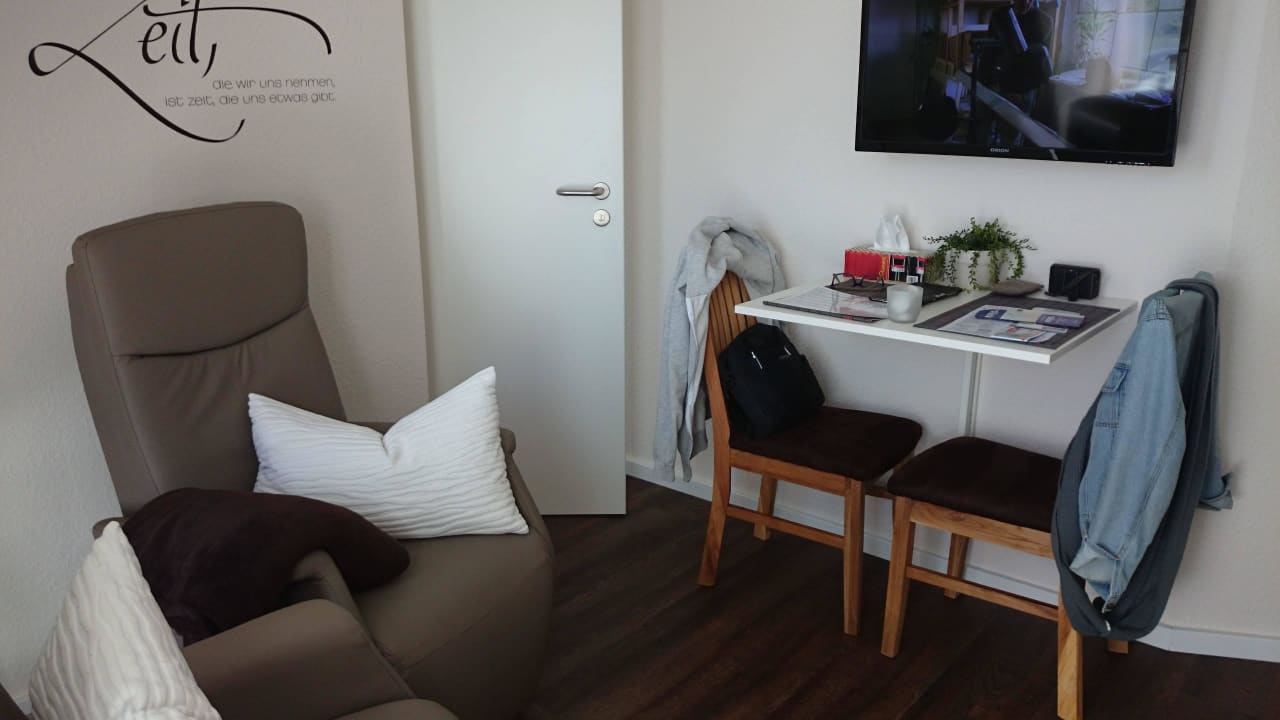 Eßplatz und Flat-TV Pension Weimann