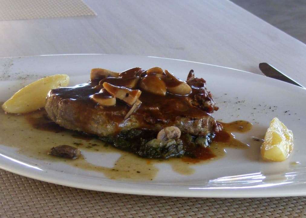 Filet mit Waldbeereb zum Mittag Makadi Spa - Adults only