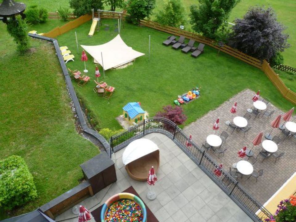 Blick vom Balkon zum Garten mit Sandkasten und Co Babyhotel Babymio