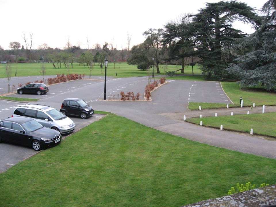Ausblick vom Zimmer auf Parkplatz Oatlands Park Hotel