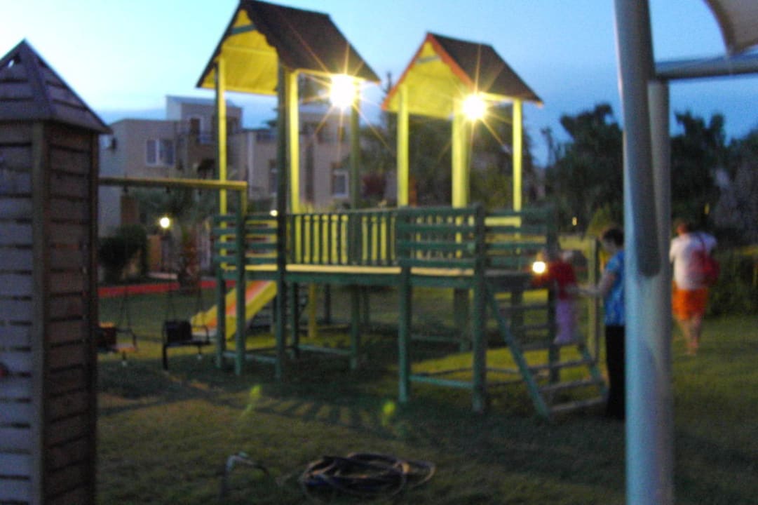 Klettergerüst bei Nacht Mira Meridia Beach Hotel