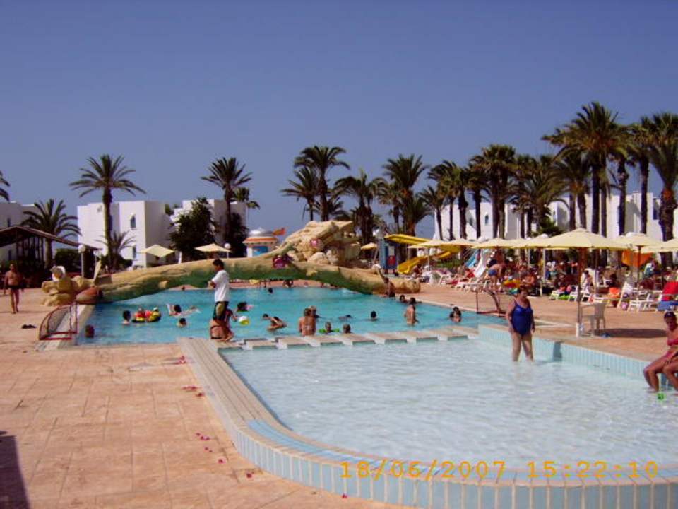 Poolansicht vom Hotel Ruspina Beach Resort