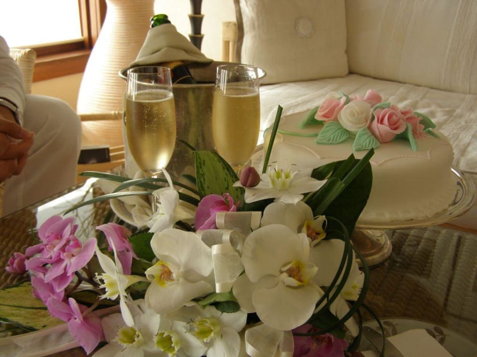 Hochzeitstorte und Champagner von Moet et Chandon Hotel The Oberoi Mauritius